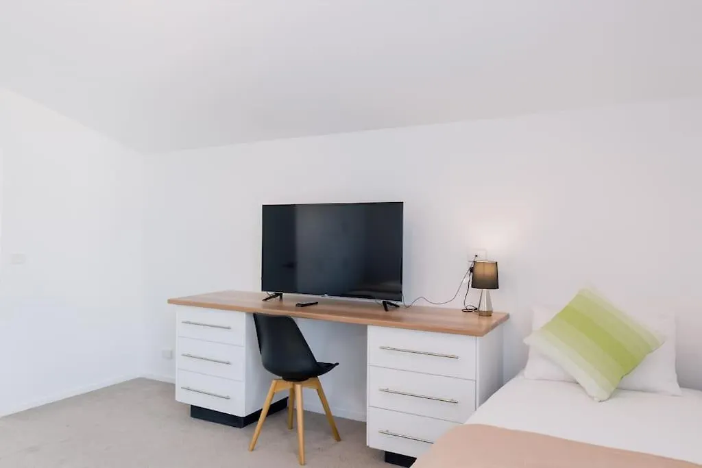Spacious Townhouse Comfort In Hobart'S Heart